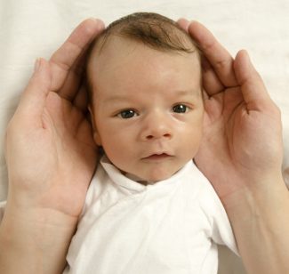 Positioning baby to prevent a flattened head shape – Plagiocephaly ...